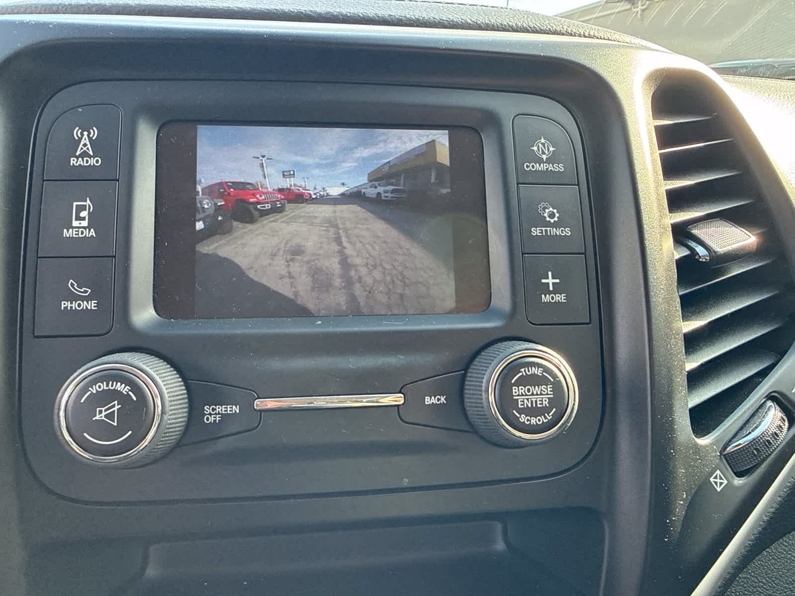 Used 2018 Bright White Clearcoat Jeep Latitude image 25