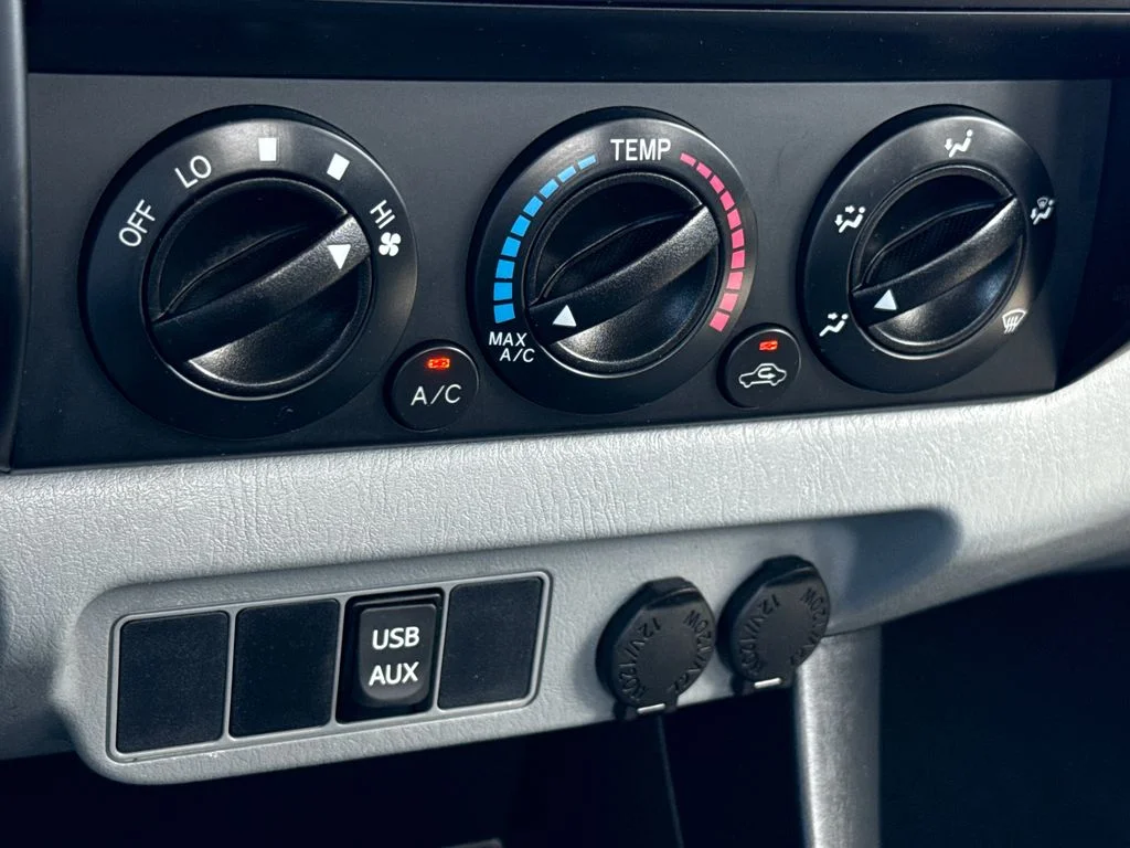 Used 2015 White Toyota Base image 18