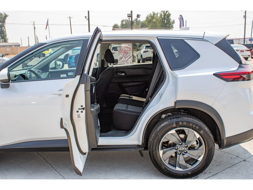 Used 2024 Everest White Pearl Nissan SV image 15