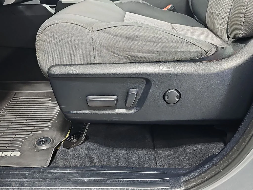 Used 2014 Silver Toyota SR5 image 31