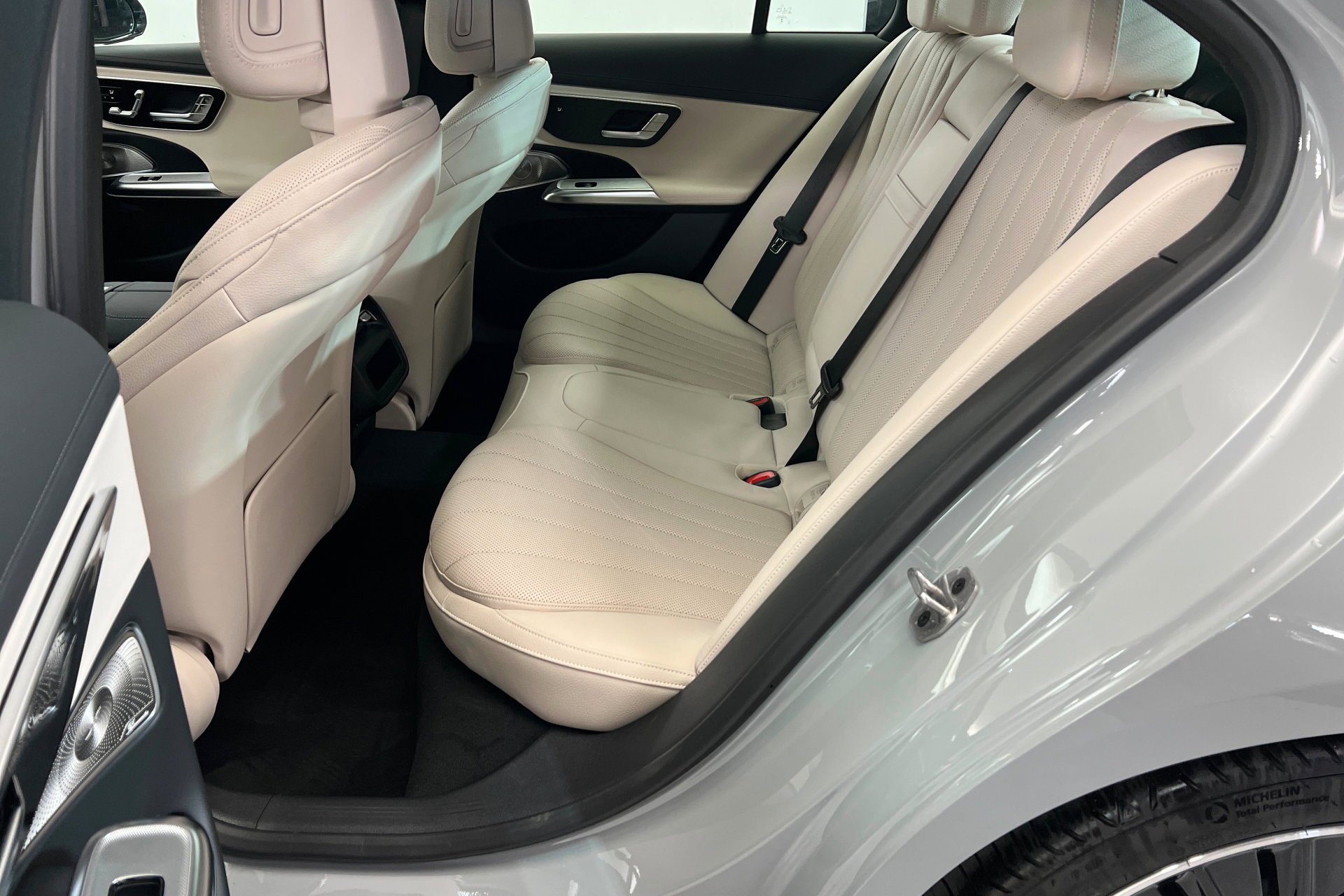 New 2026 MANUFAKTUR Alpine Grey Mercedes-Benz E 350 image 46