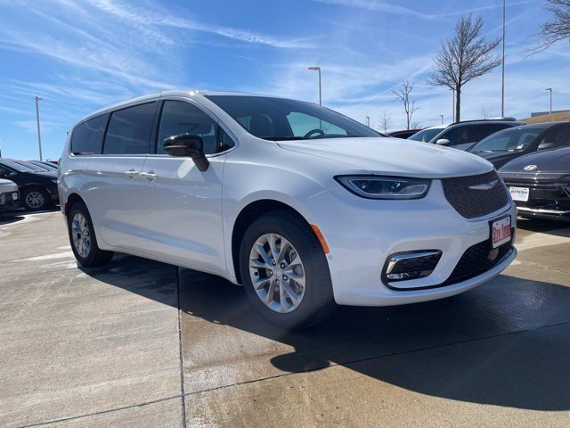 New 2026 Bright White Clearcoat Chrysler Select image 6