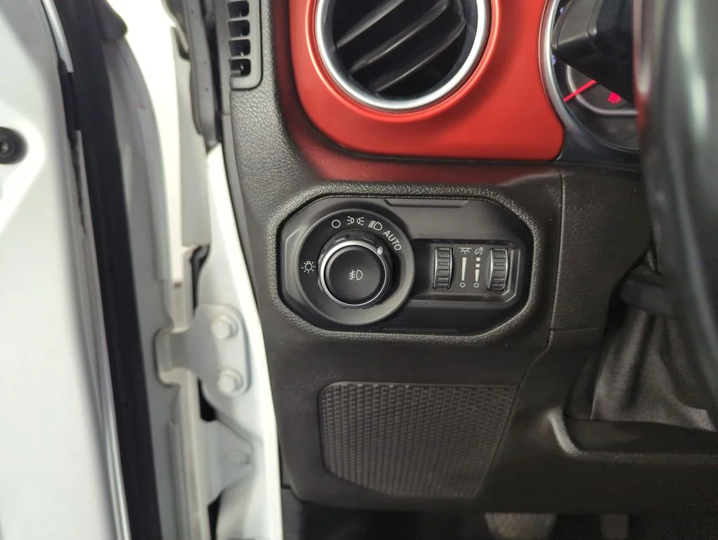 Used 2019 White Jeep Unlimited Rubicon image 19