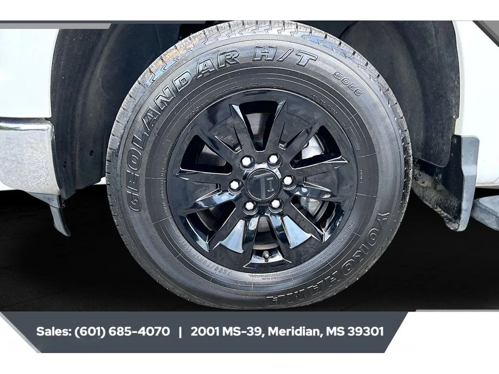 Used 2024 Summit White Chevrolet LT image 7