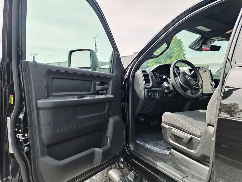 New 2026 Diamond Black Crystal Pearl-Coat Exterior Paint RAM Tradesman image 18