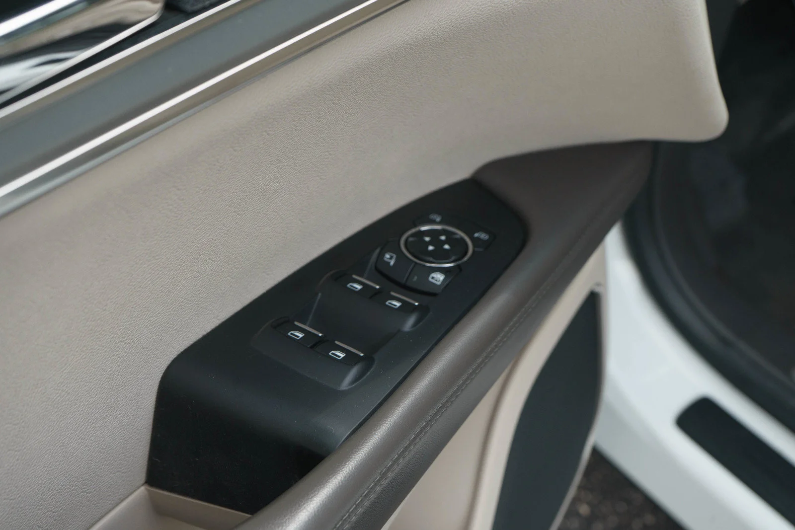 Used 2020 White Lincoln Reserve image 24