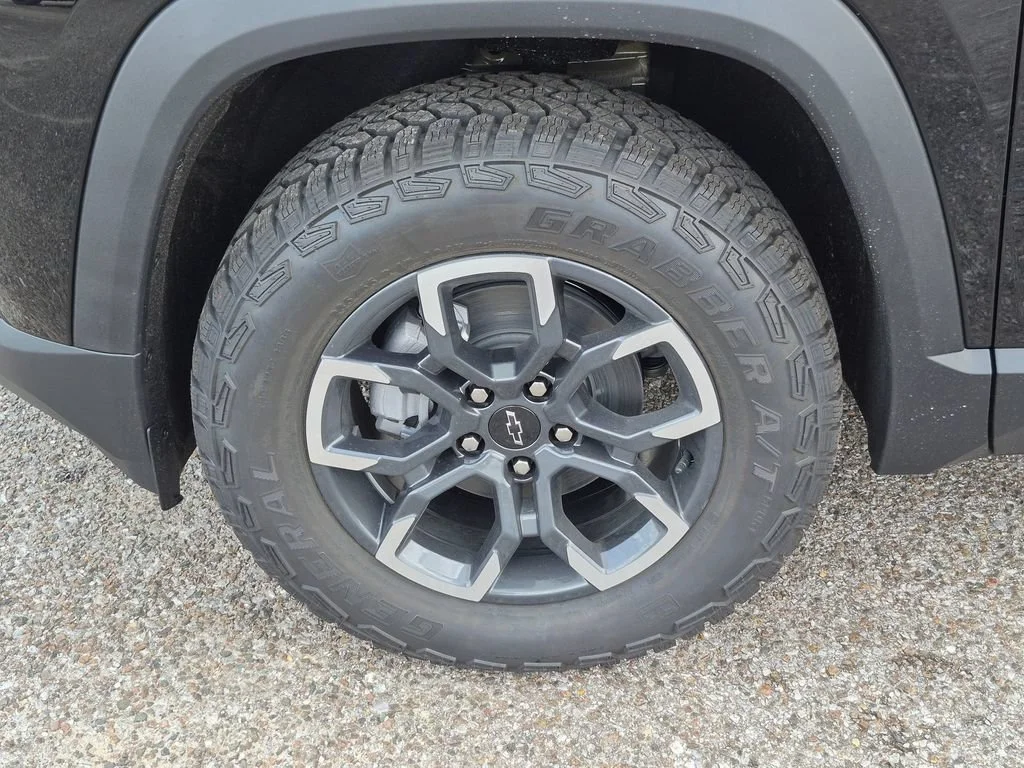 New 2026 Mosaic Black Metallic Chevrolet ACTIV image 11