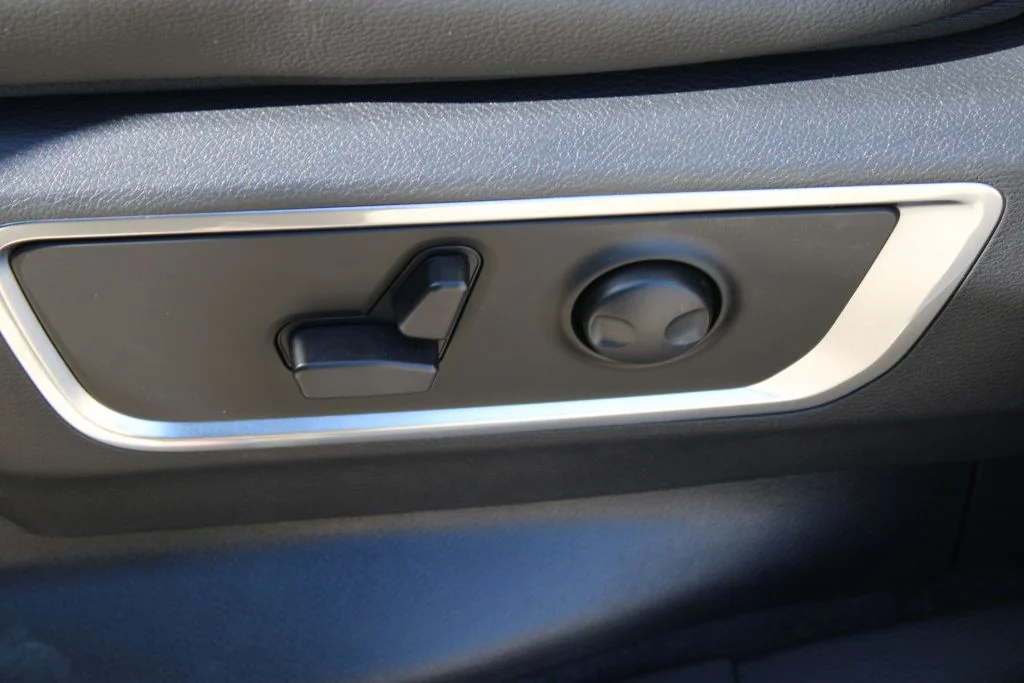 New 2026 Bright White Clear-Coat Exterior Paint Ram Laramie image 15