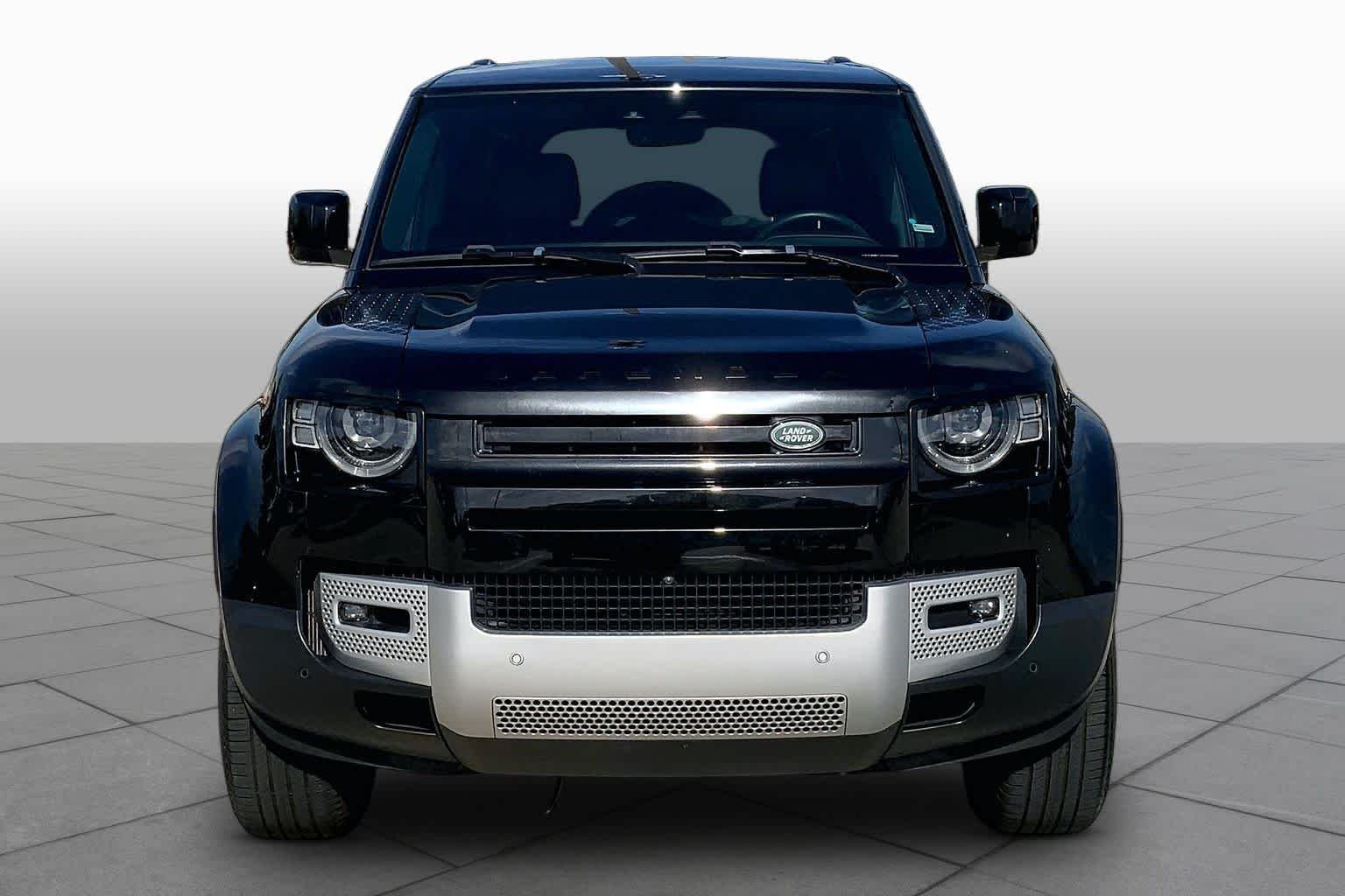Used 2025 Santorini Black Metallic Land Rover S image 4