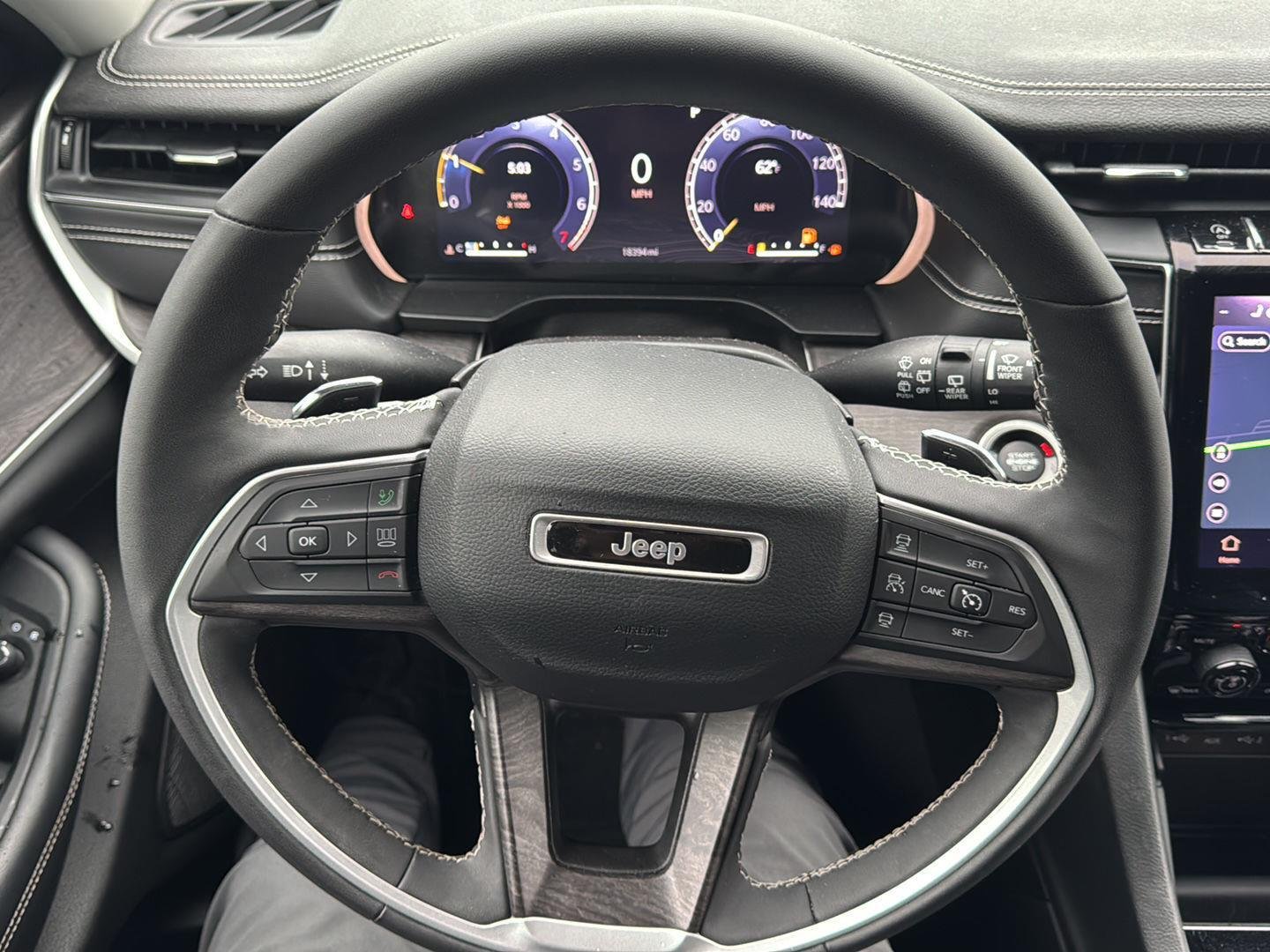 Used 2023  Jeep Limited image 10