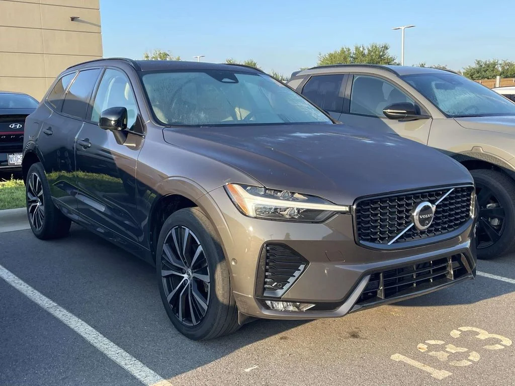 Used 2023 Platinum Grey Metallic Volvo Plus Dark Theme image 1