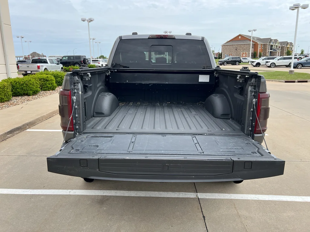 Used 2021 Gray Metallic Ford LARIAT image 9