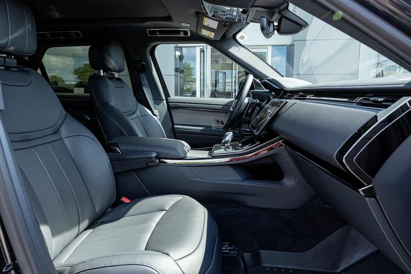 New 2026 BLACK Land Rover SE image 3