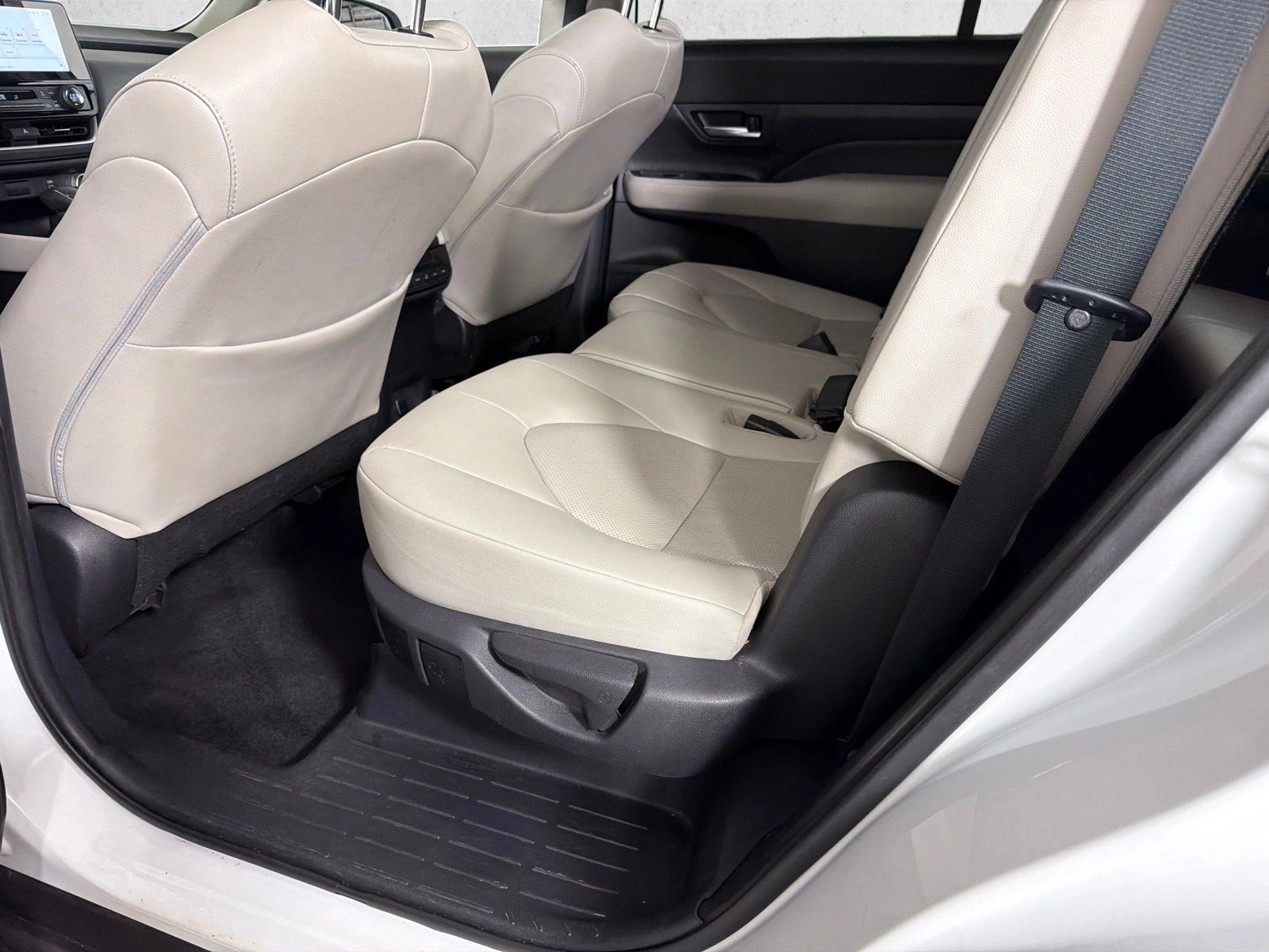 Used 2024 Wind Chill Pearl Toyota XLE image 22