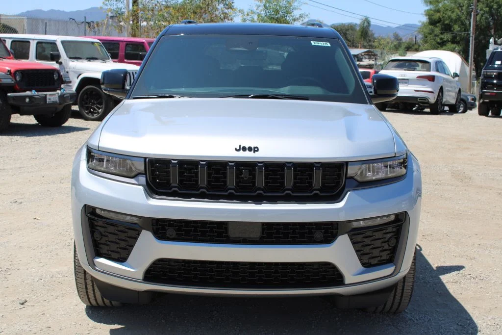 New 2026 Silver Zynith Exterior Paint Jeep Limited Reserve image 2