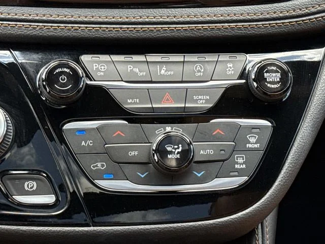 Used 2022 Black Chrysler Pinnacle image 20