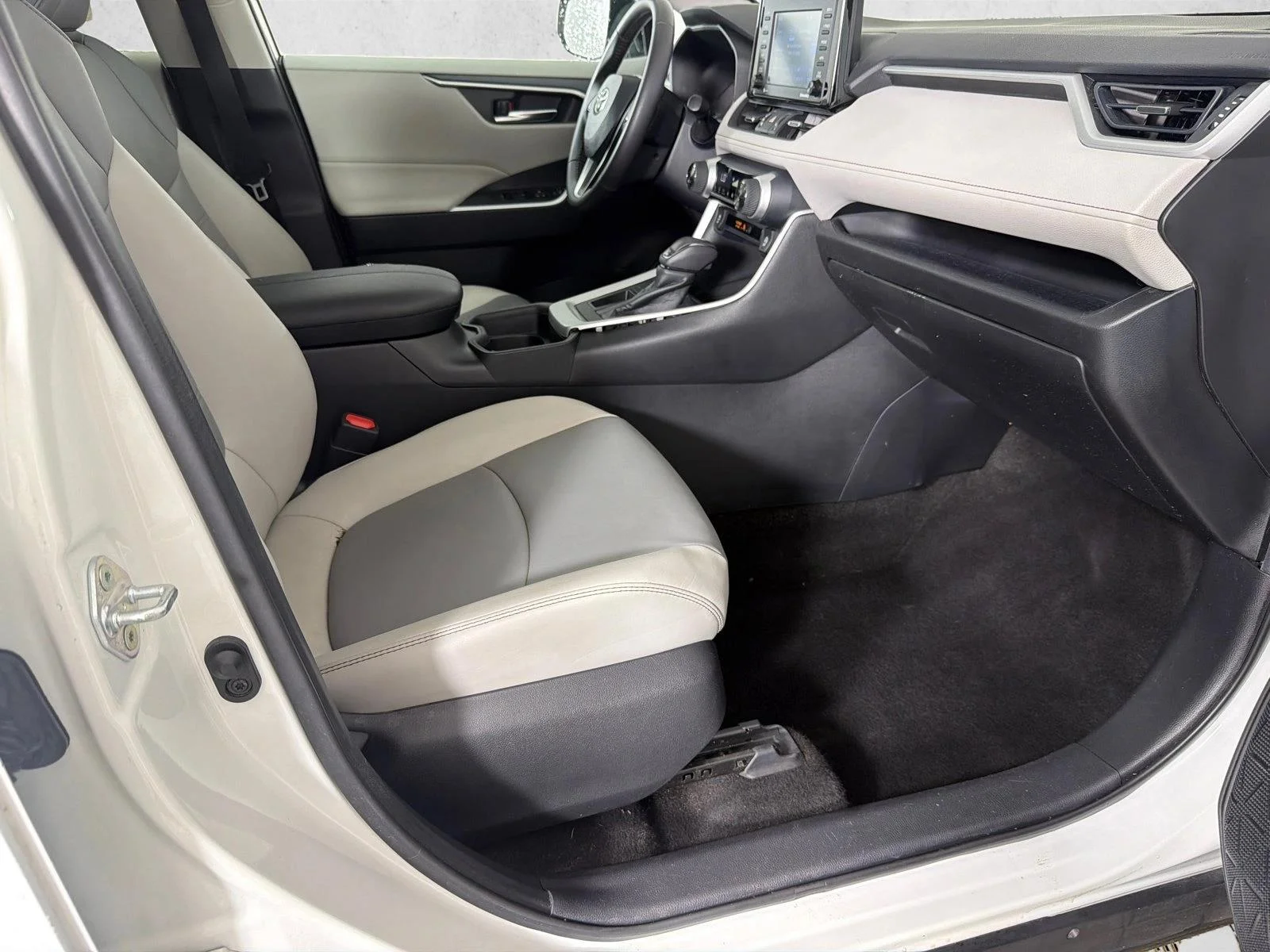 Used 2020 White Toyota XLE Premium image 14