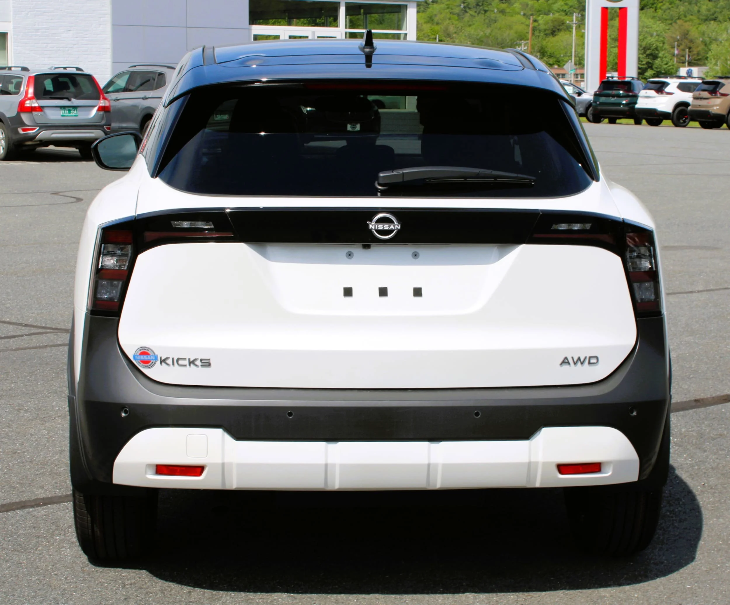 Used 2025 Aspen White Tricoat/Super Black Nissan SV image 8