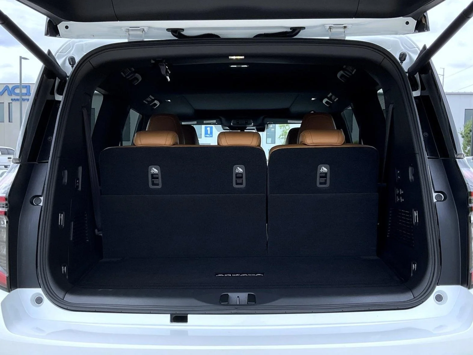 Used 2025 White Nissan Platinum Reserve image 24