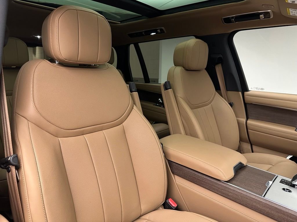 New 2026 Belgravia Green Metallic Land Rover SE image 6