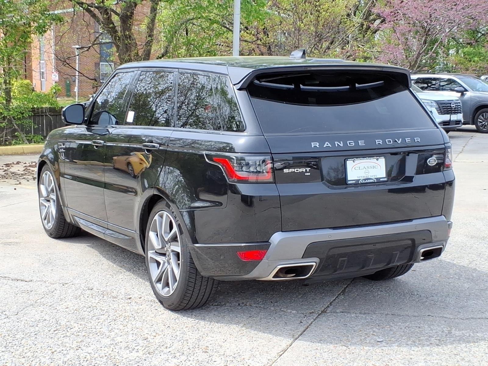 Used 2022 Santorini Black Metallic Land Rover HSE Silver Edition image 9