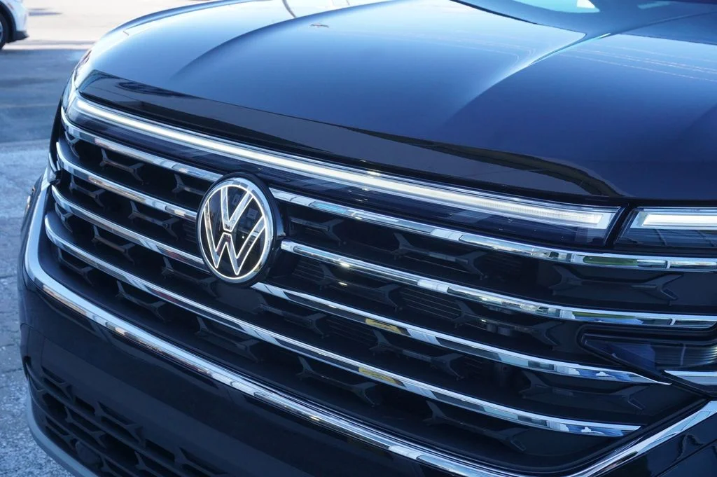 New 2026 Black Volkswagen 2.0T SE w/Technology image 32