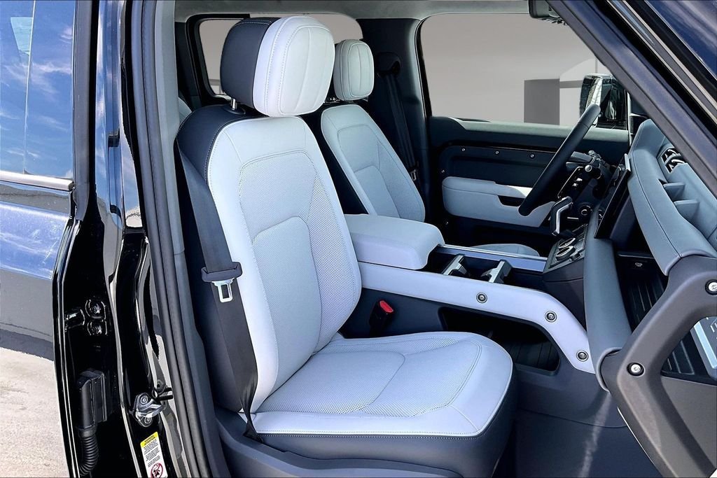 New 2025 SANTORN BLK MET Land Rover V8 image 12
