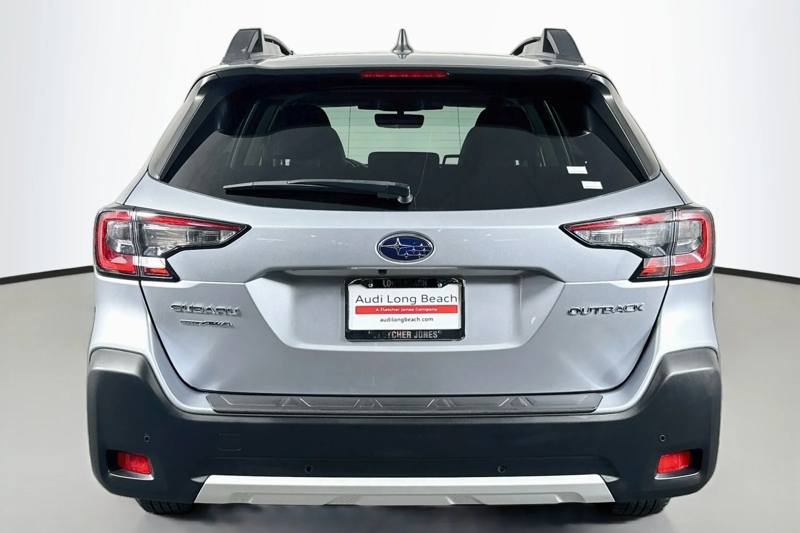 Used 2024 Ice Silver Metallic Subaru Limited image 3