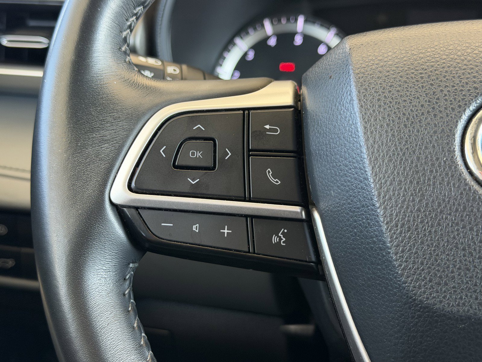 Certified Used 2022 Moon Dust Toyota LE image 17