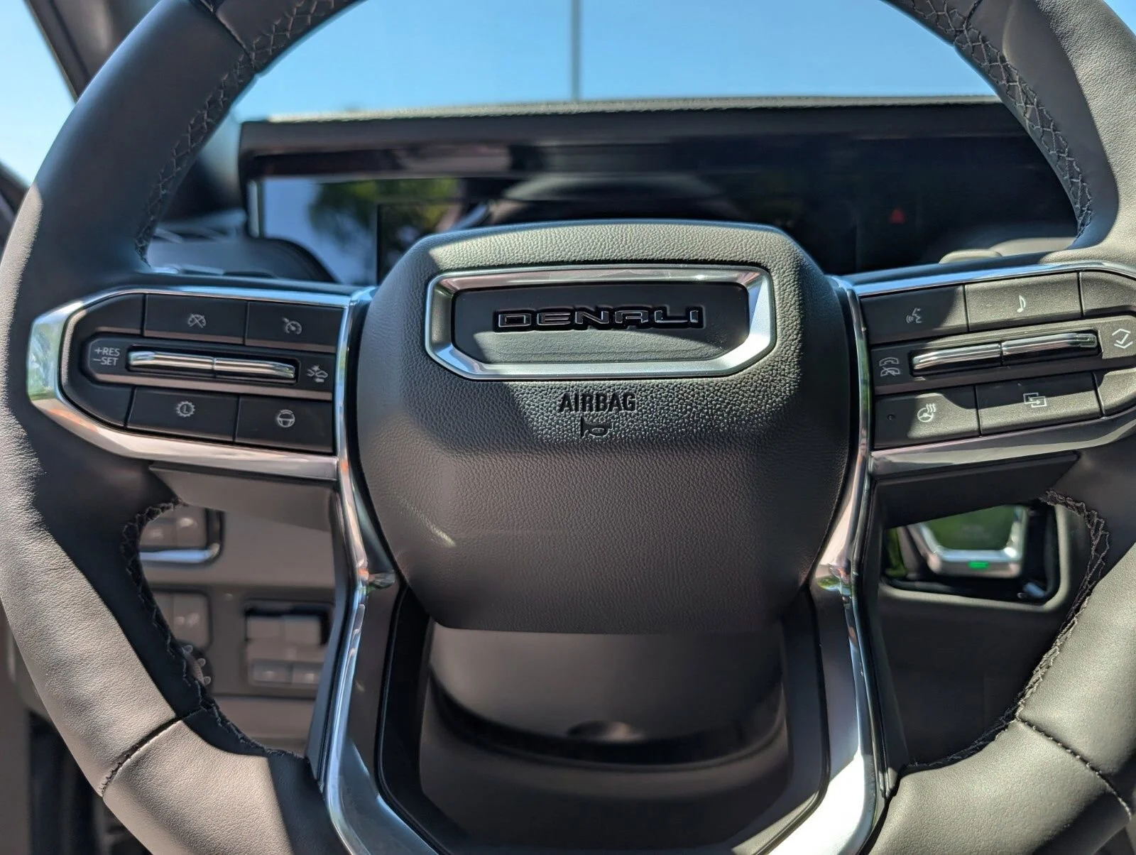 2026 GMC Yukon Denali - Photo 33