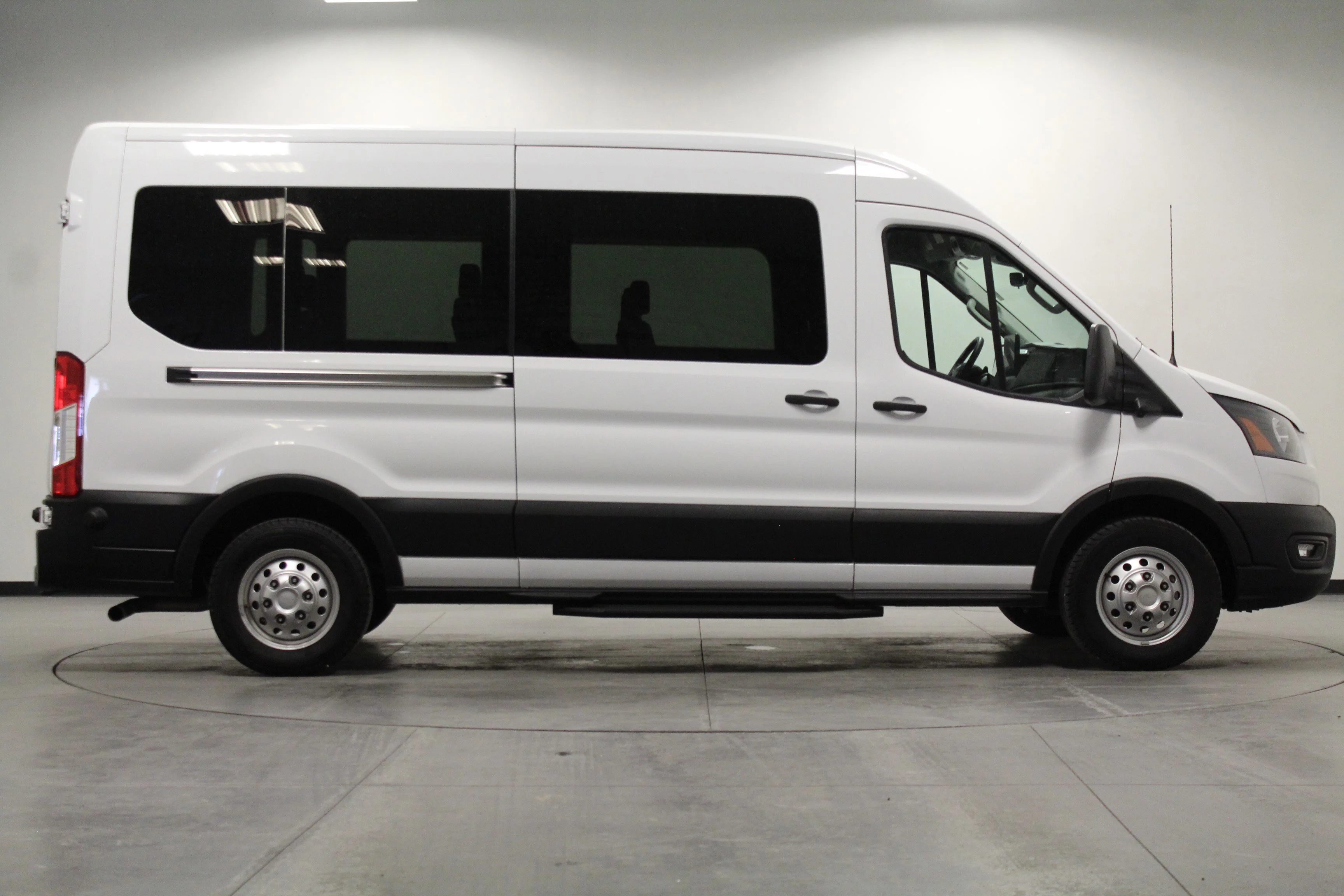 2024 Ford Transit Passenger Van XL - Photo 3