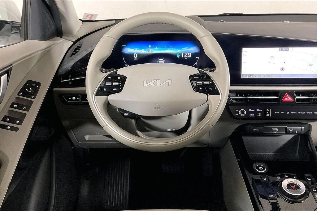 Used 2023 White Kia Wind image 4