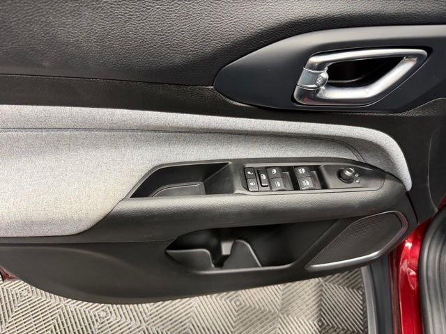 Used 2022 Velvet Jeep Latitude image 15