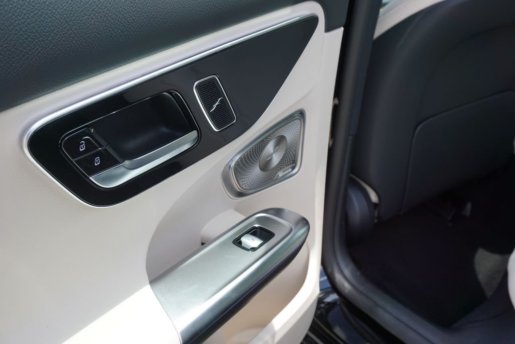 2025 Mercedes-Benz C-Class Sedan C 300 - Photo 43
