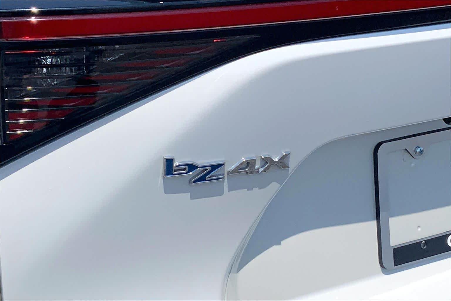Used 2024 Wind Chill Pearl Toyota XLE image 9
