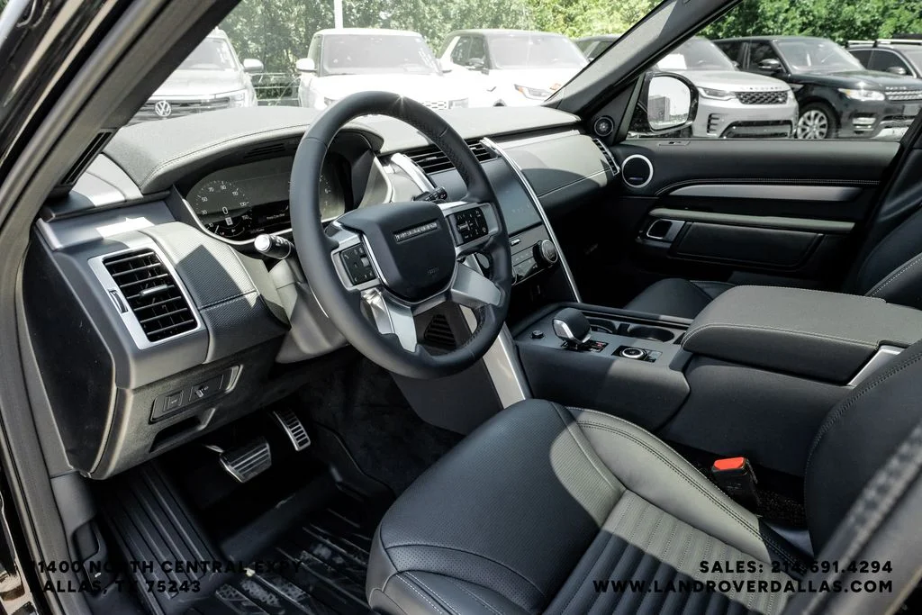 New 2026 Santorini Black Metallic Land Rover Dynamic SE image 2