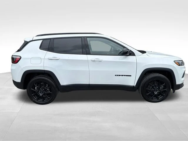 New 2026 Bright White Clear-Coat Exterior Paint Jeep Latitude image 8