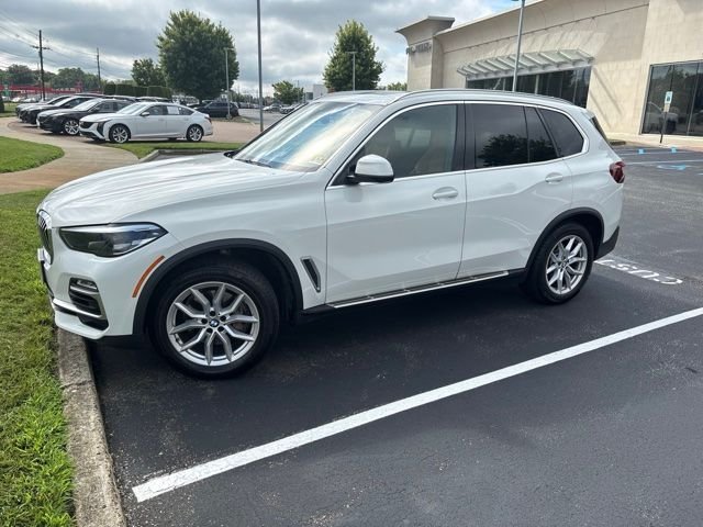 Used 2021 White BMW xDrive40i image 1