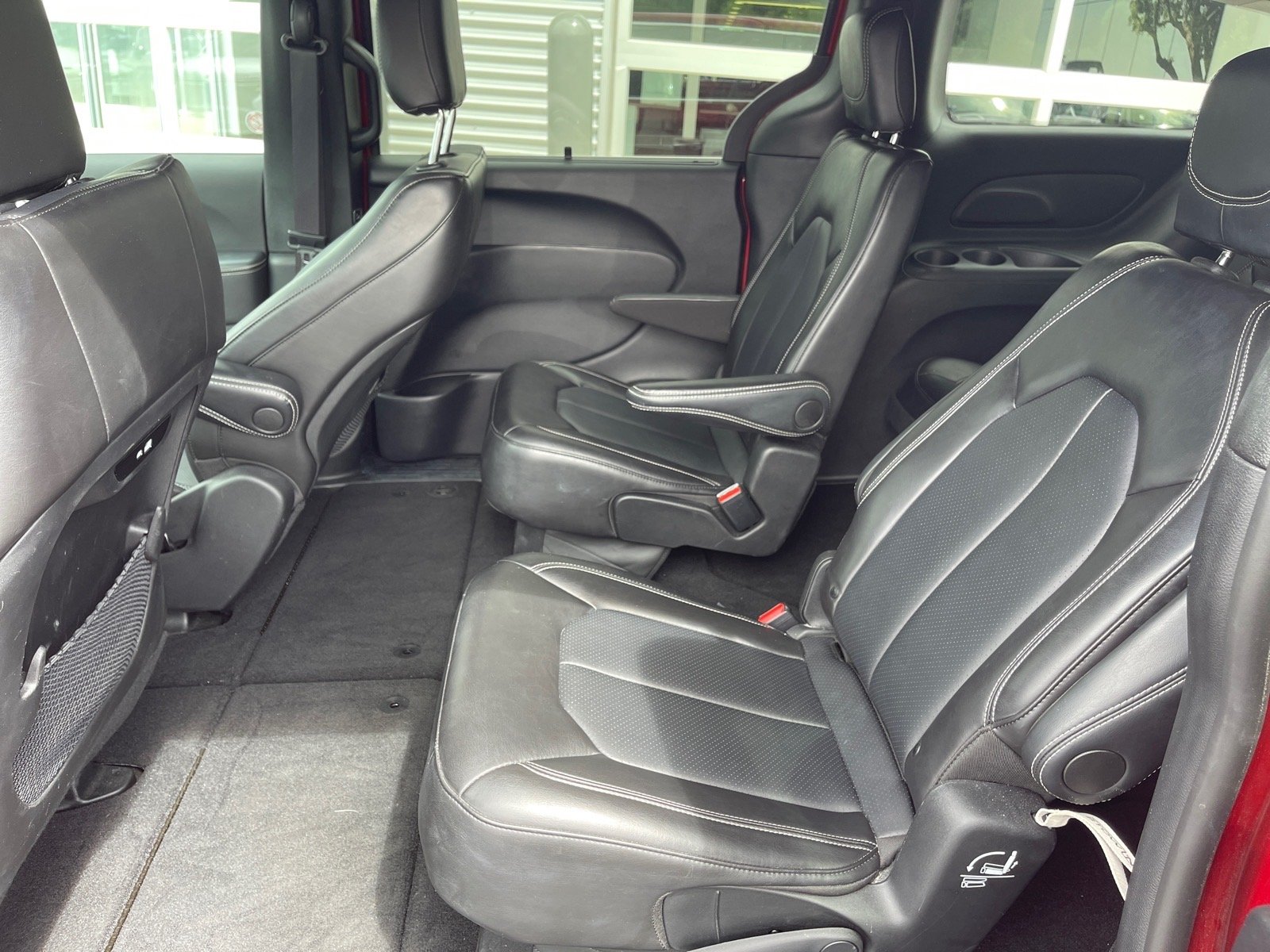 Used 2025 Red Hot Pearl Coat Chrysler Select image 11