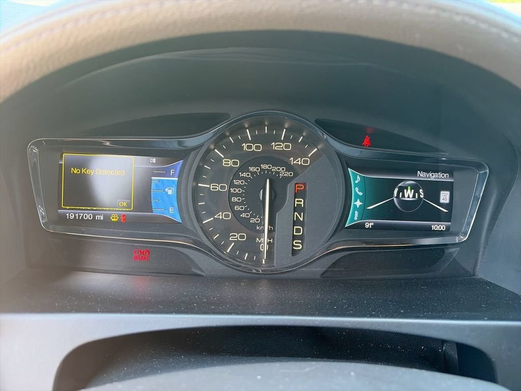 Used 2013 White Lincoln Base image 24