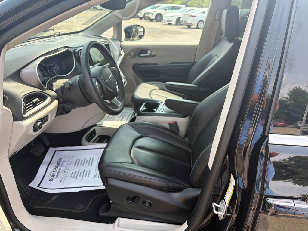 Used 2024 Black Chrysler Touring L image 13