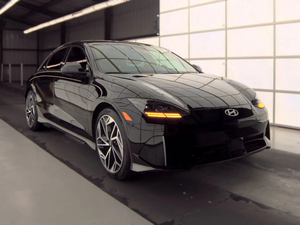 Used 2023 Onyx Black Hyundai Limited image 3