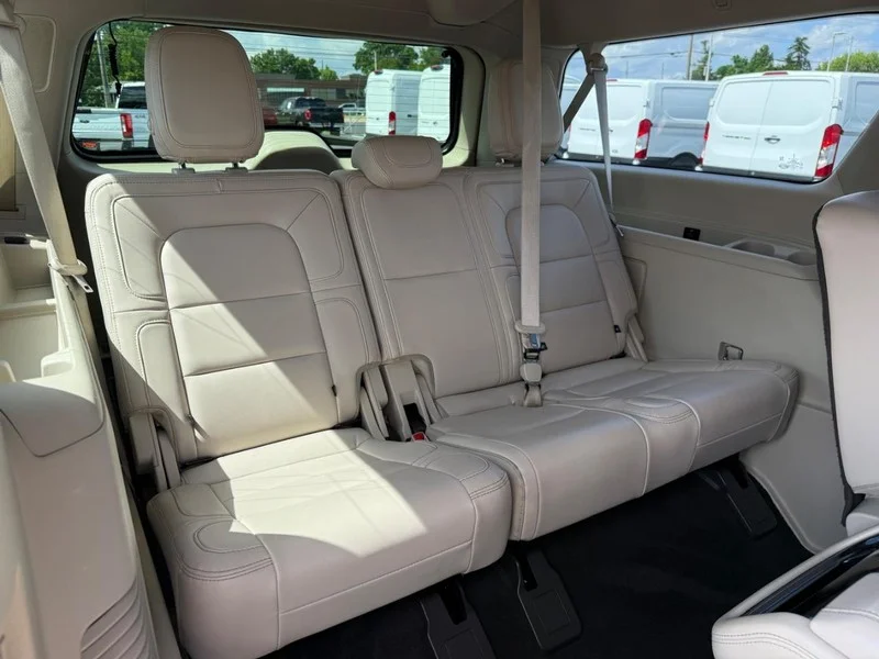 Used 2021 Pristine White Lincoln Reserve image 10