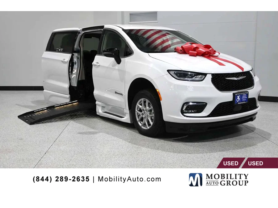 2024 Chrysler Pacifica Touring L's photo