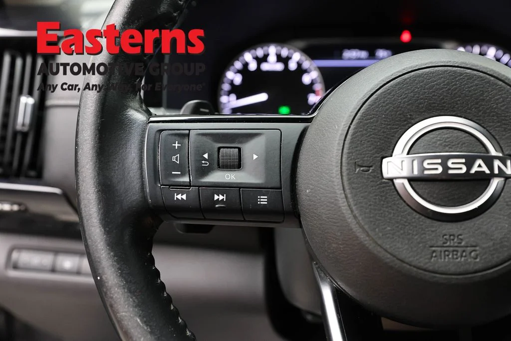 Used 2022 Gray Nissan SV image 15