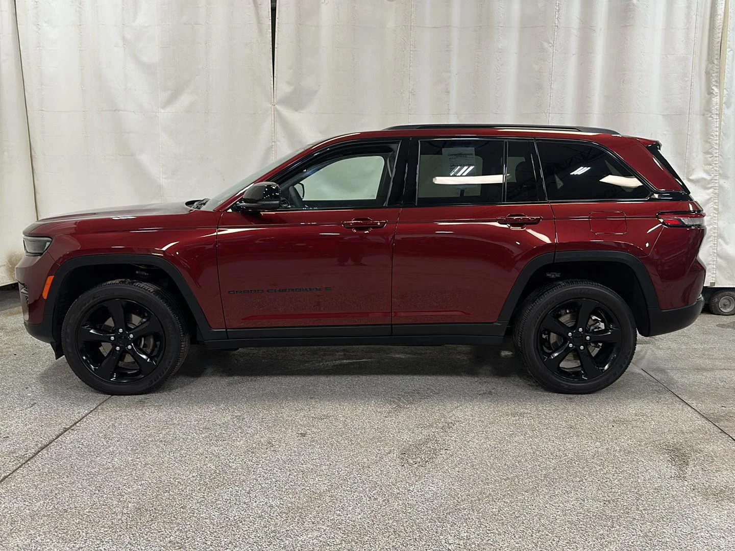 Used 2023 Velvet Red Pearlcoat Jeep Altitude X image 3
