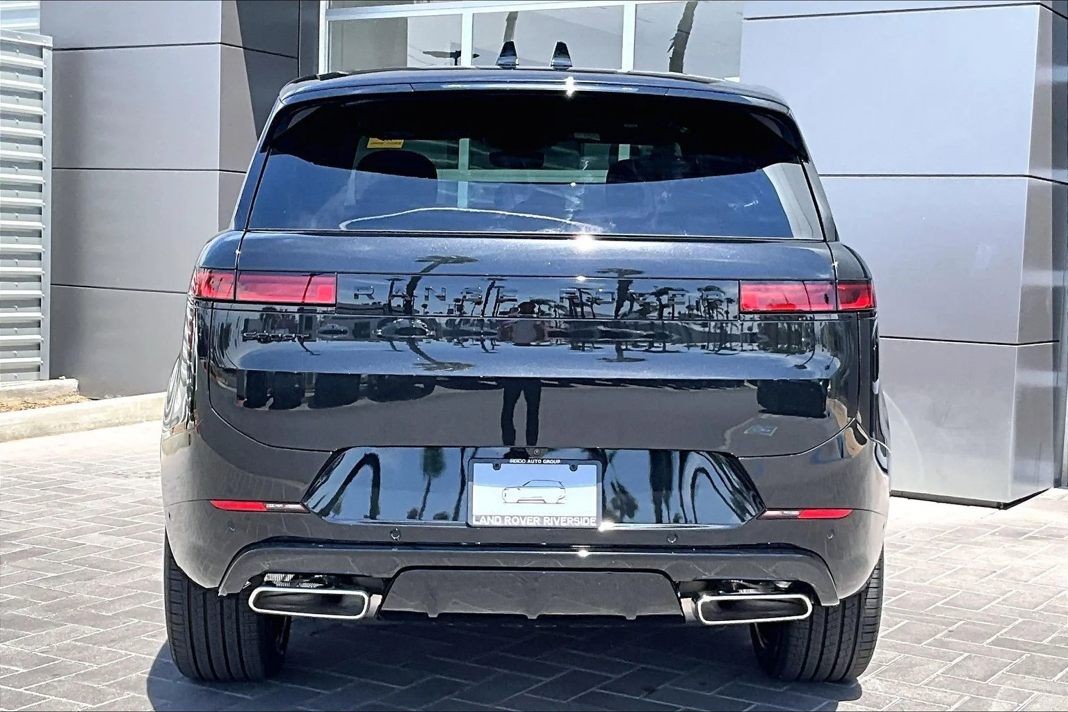 New 2026 Santorini Black Land Rover Dynamic SE image 4