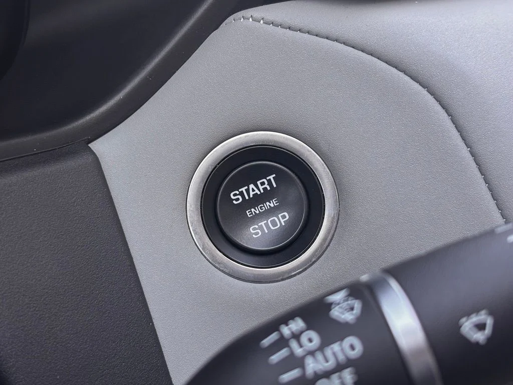 Used 2024  Land Rover S image 18