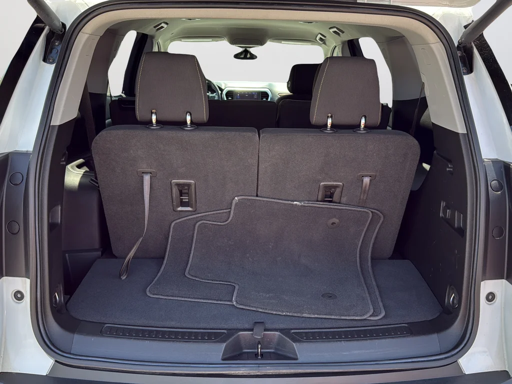Used 2023 White GMC SLE image 29