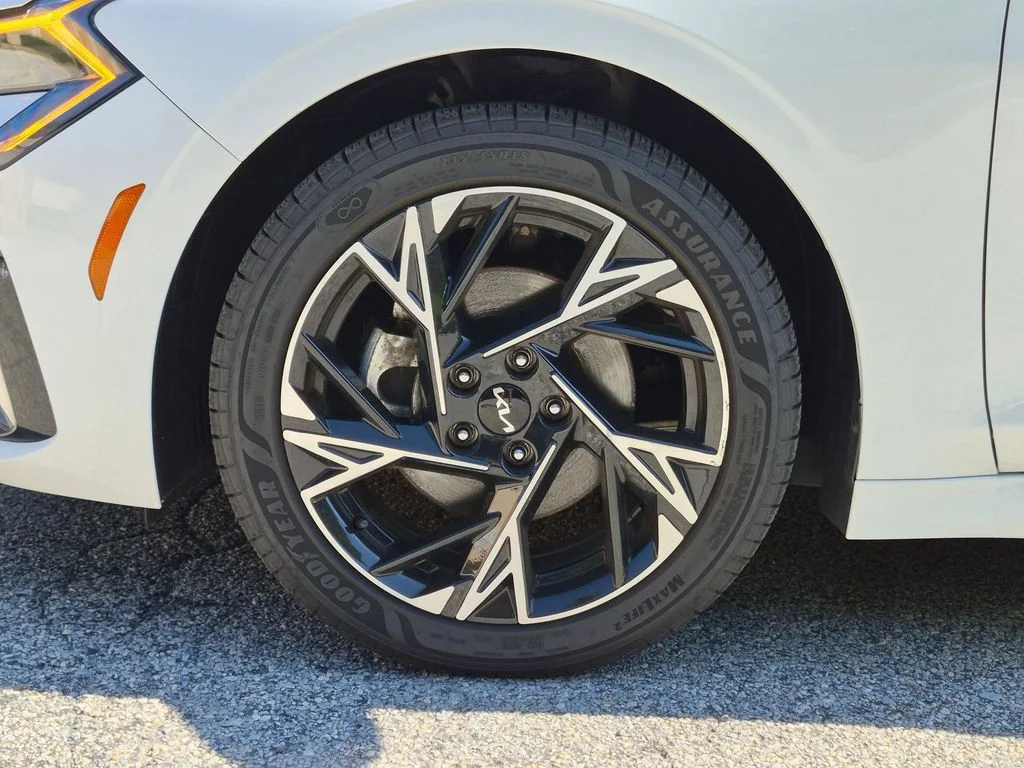 Used 2025 White Kia GT-Line image 27